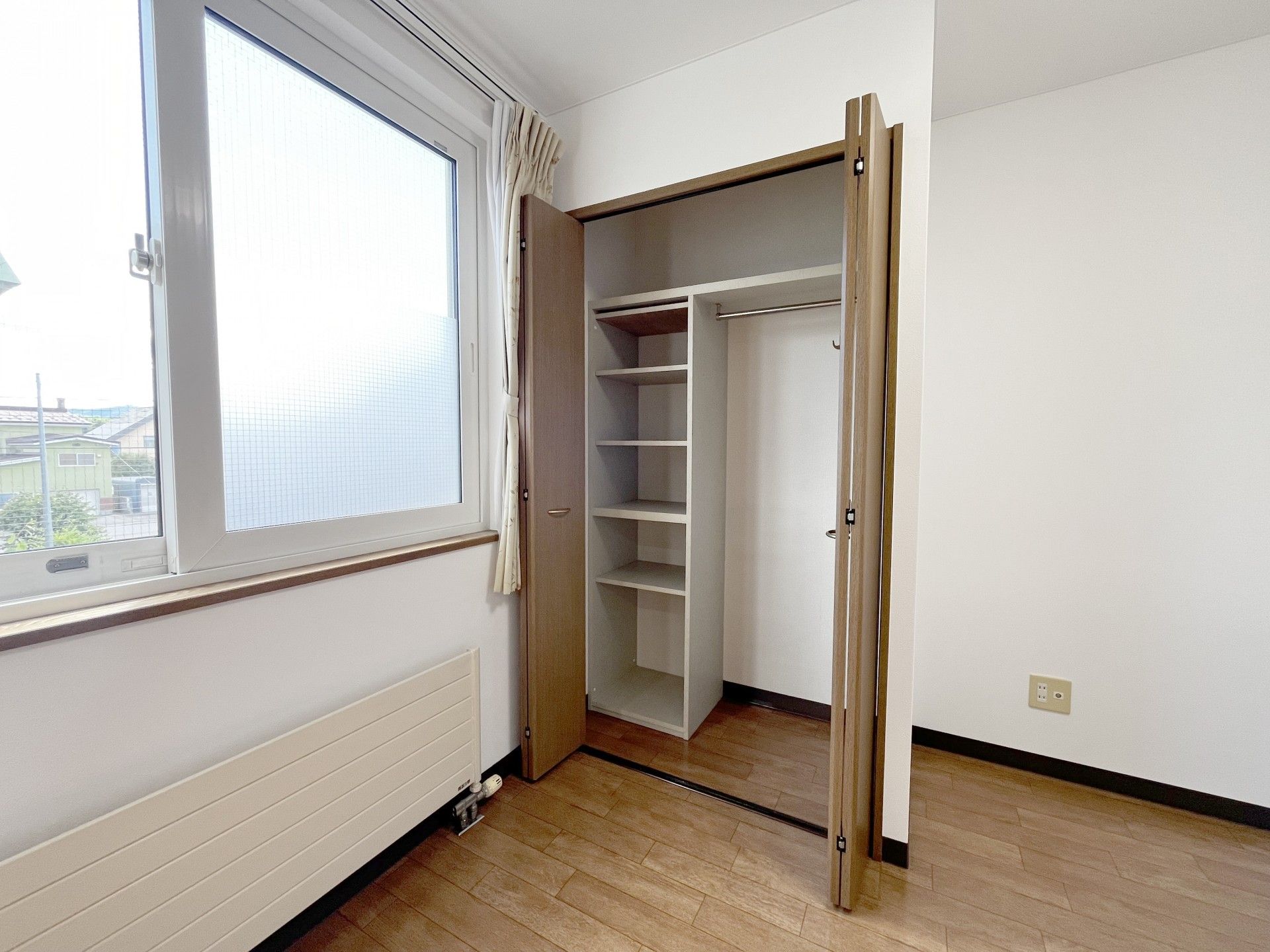 収納付きの明るい部屋