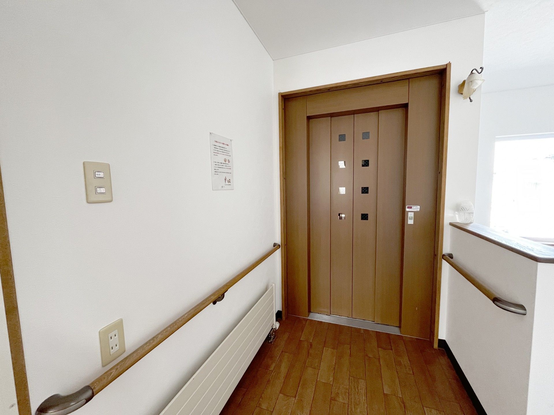 安全なエレベーター前