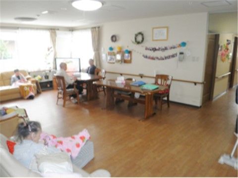共有スペースの突き当たりには、窓が複数ある。また窓の近くにテレビを設置して、さまざまな座席から見えるようにしている。