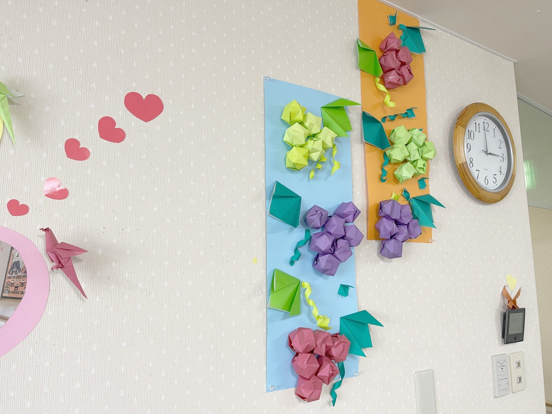 折り紙の装飾がある壁