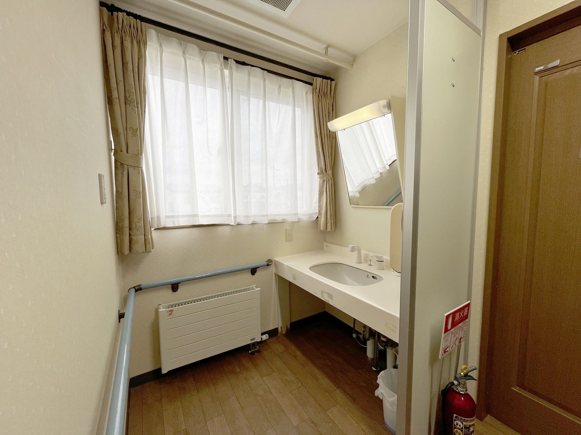 女性ケアマネジャーの話を聞く高齢女性