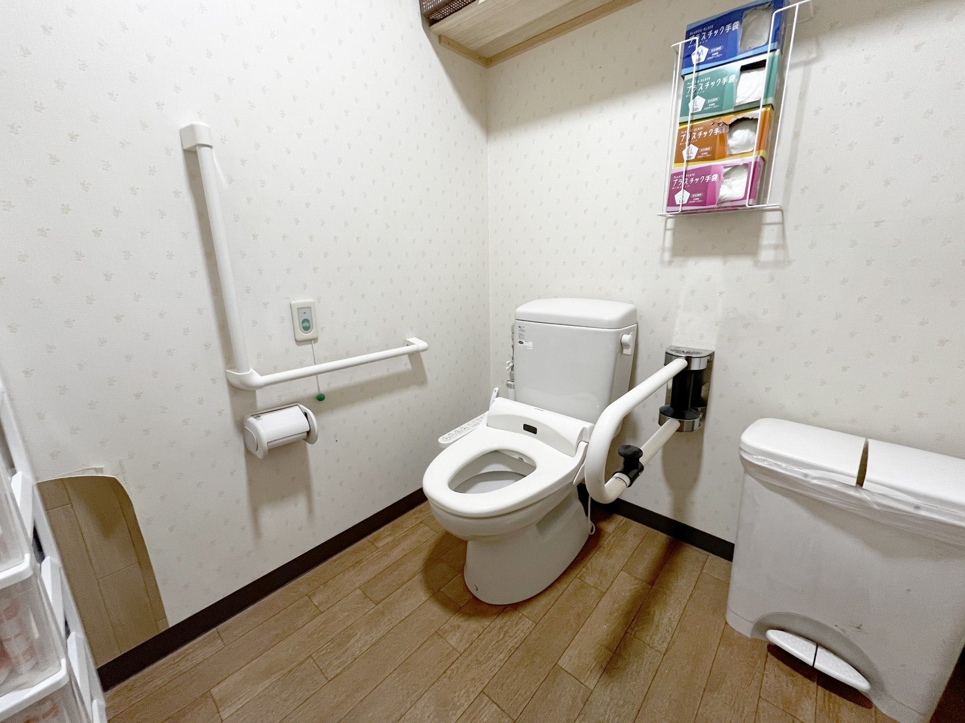 手すり付きのトイレ