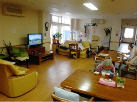 リビングには、入居者様がくつろげるソファーや椅子が配置されている。椅子にはクッションを置いており、快適に利用できるようにしている。