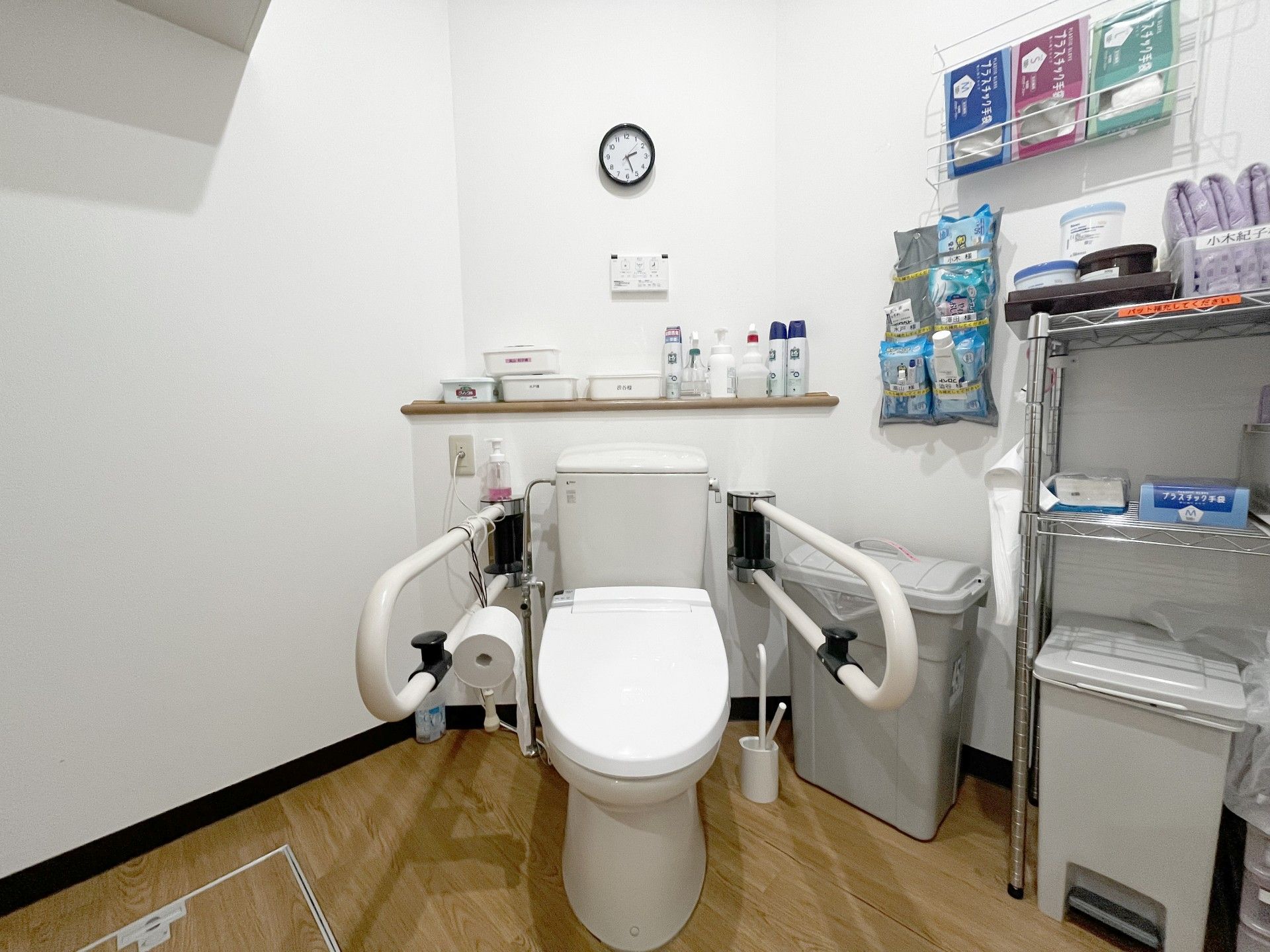 手すり付きのトイレ
