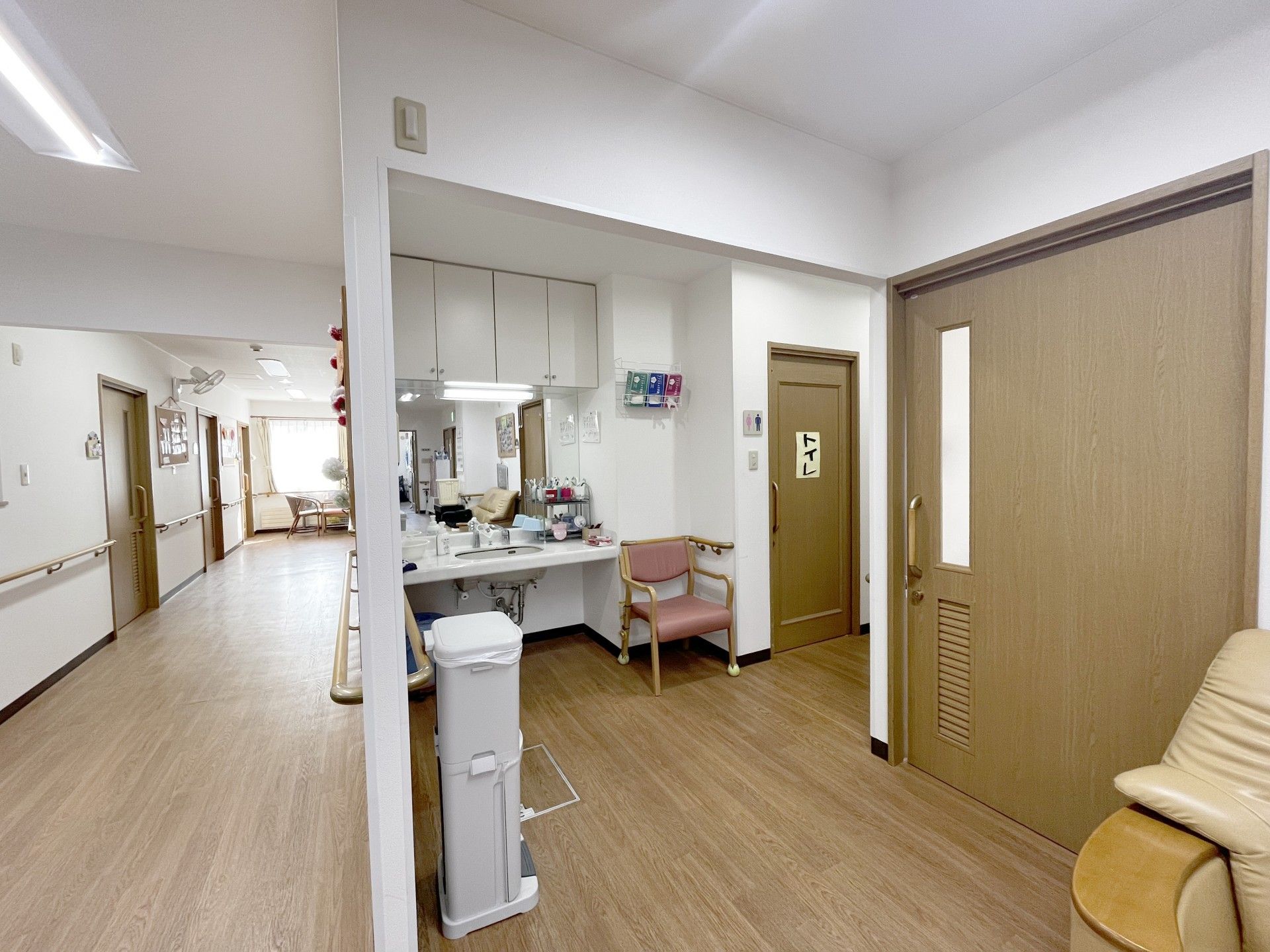 明るい廊下と休憩スペース