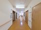 明るく広々とした廊下