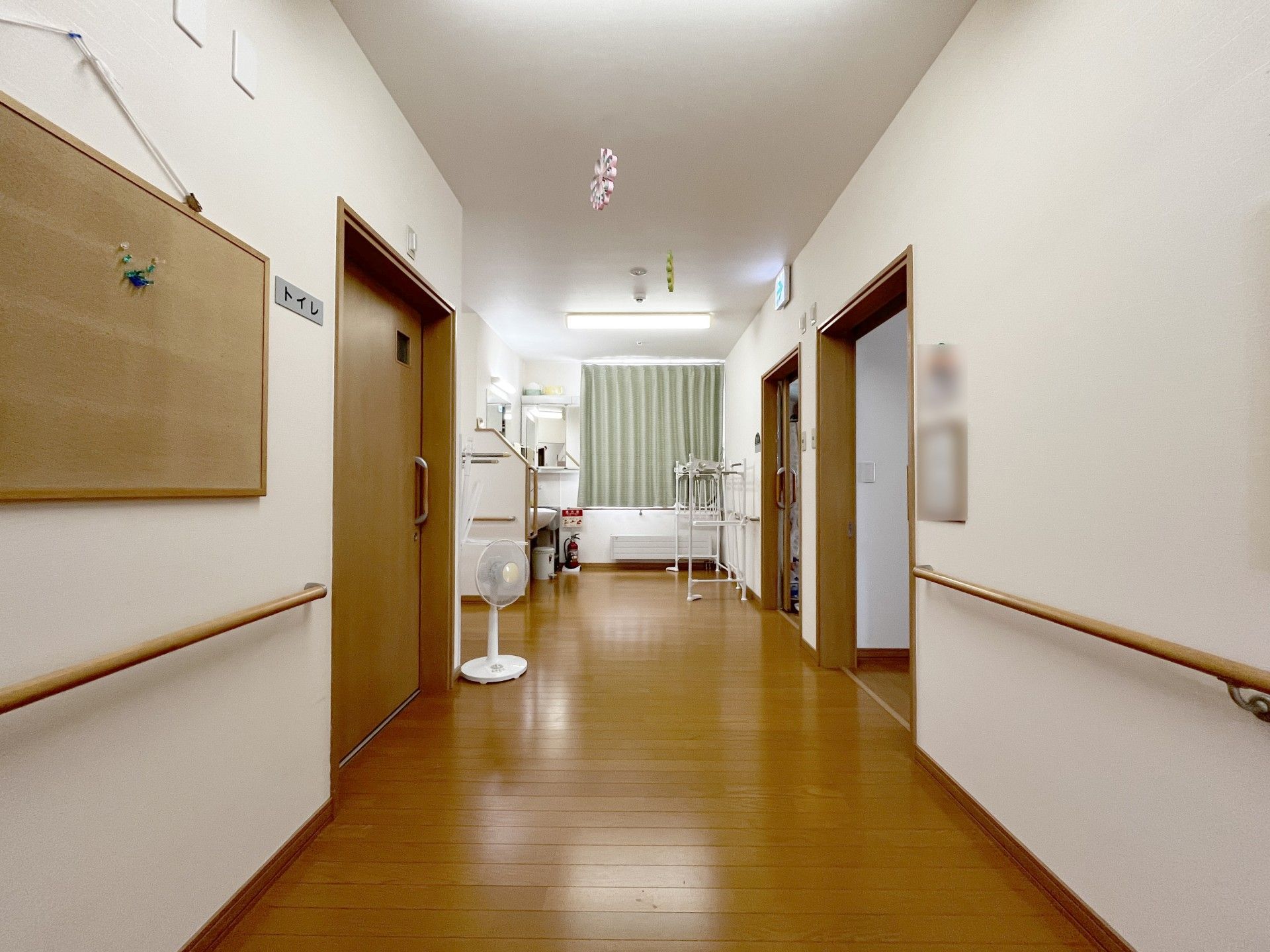 手すり付きの廊下