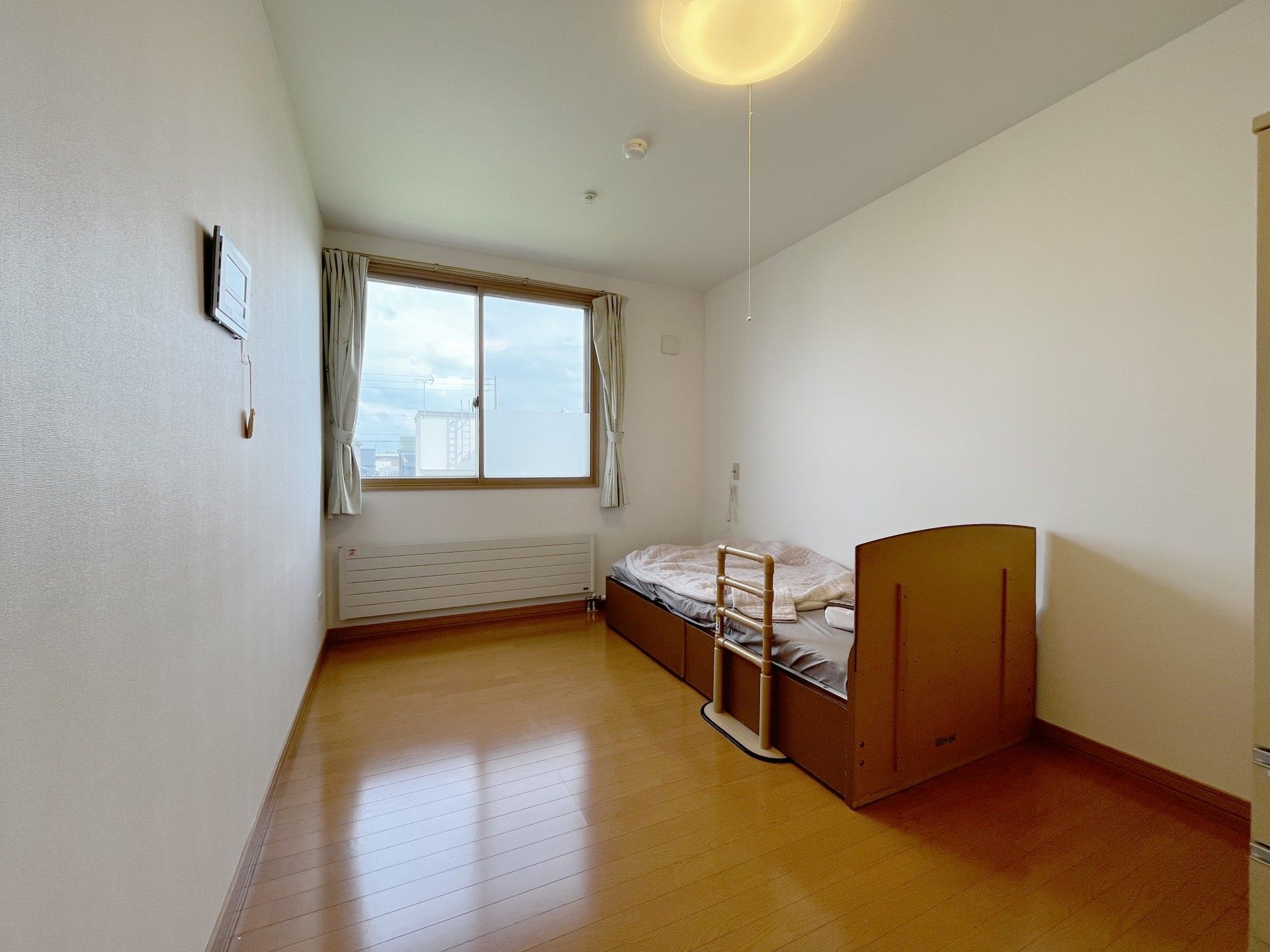 窓際のベッドと明るい部屋