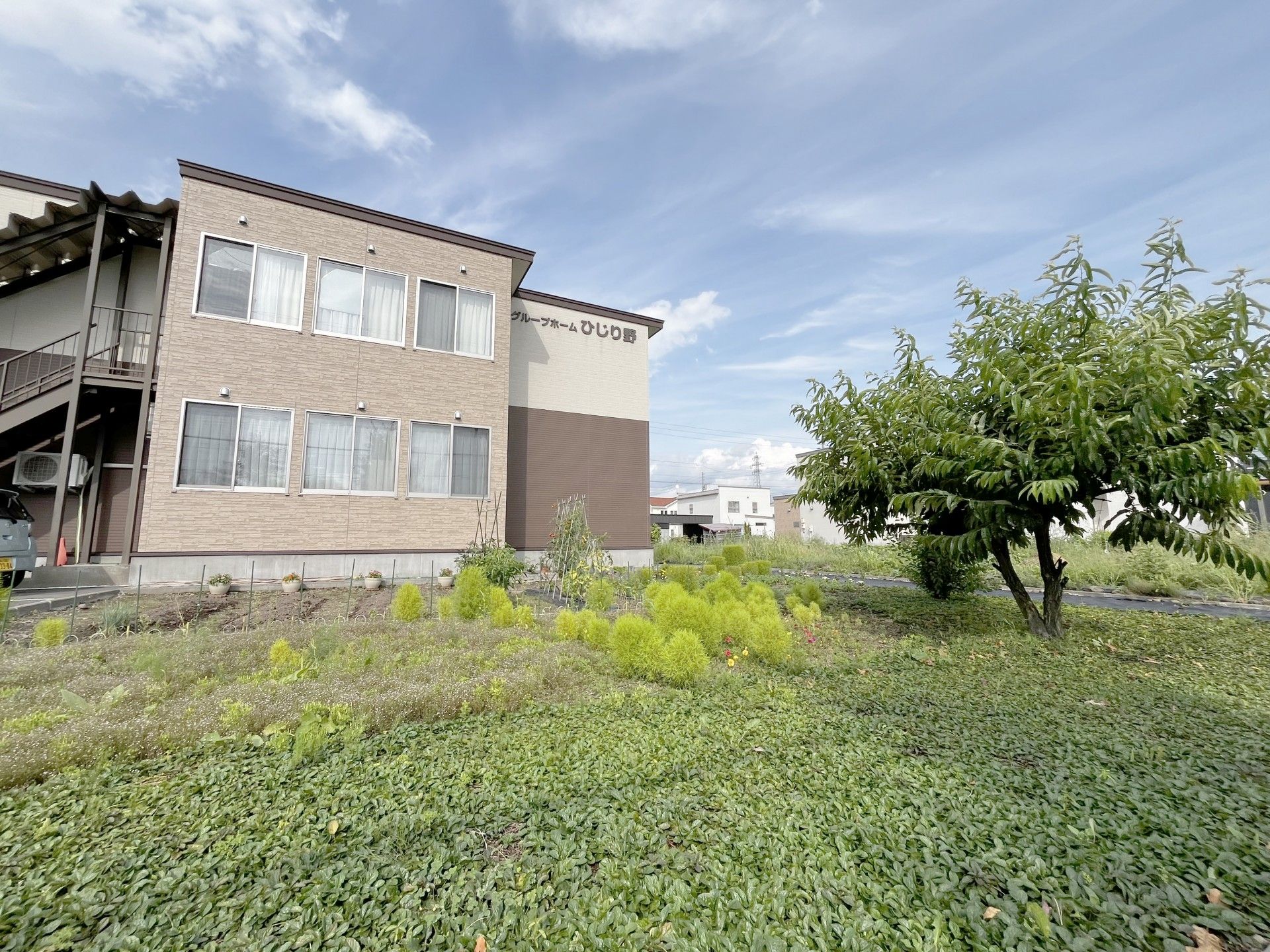 緑豊かな建物外観