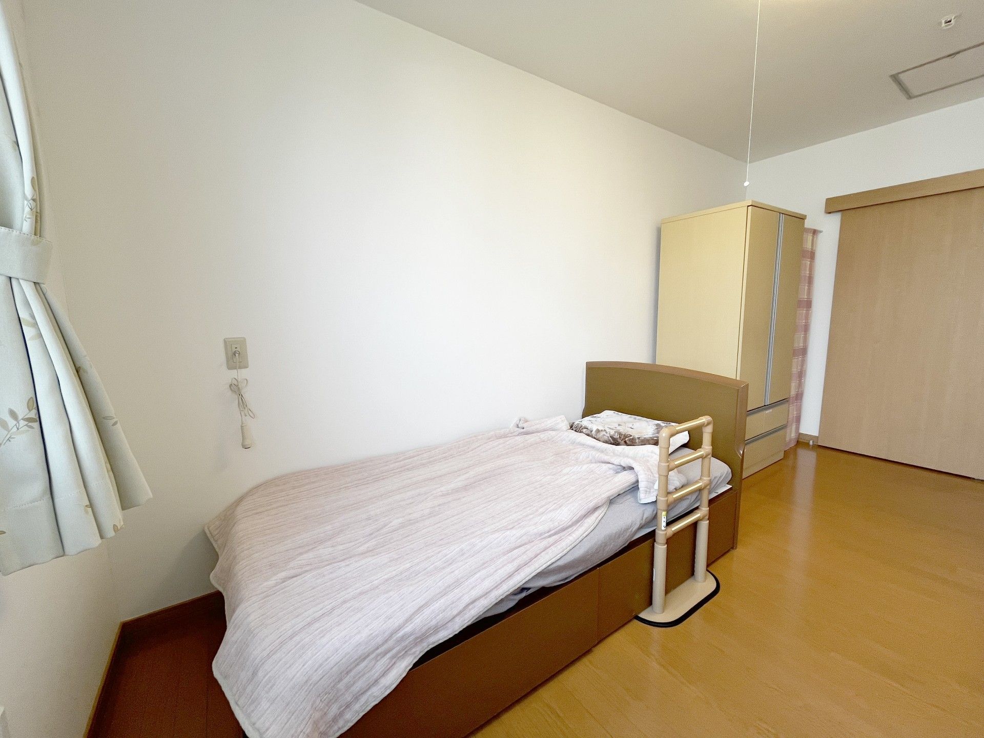 シンプルな個室の寝室