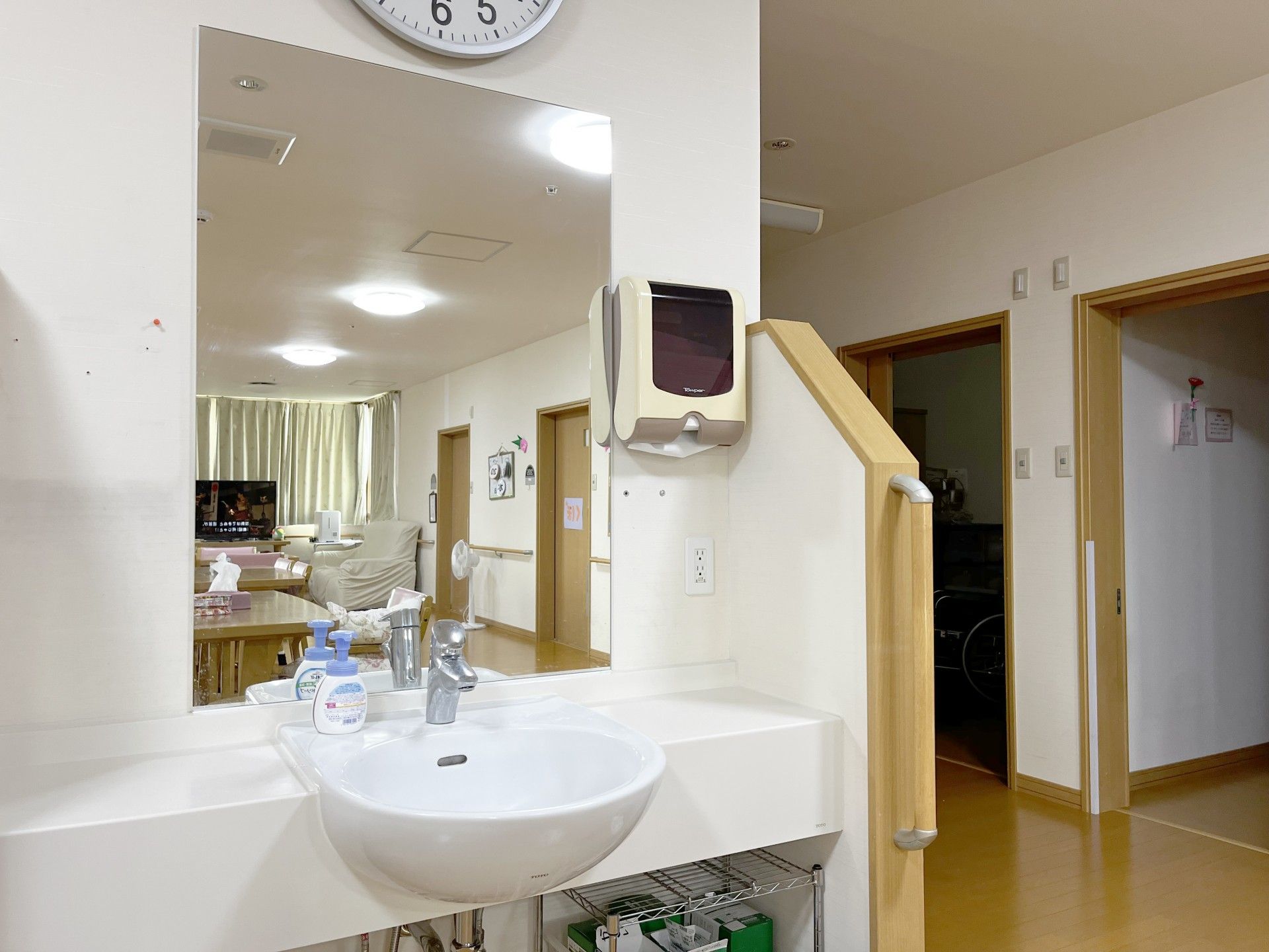 手洗い場と廊下
