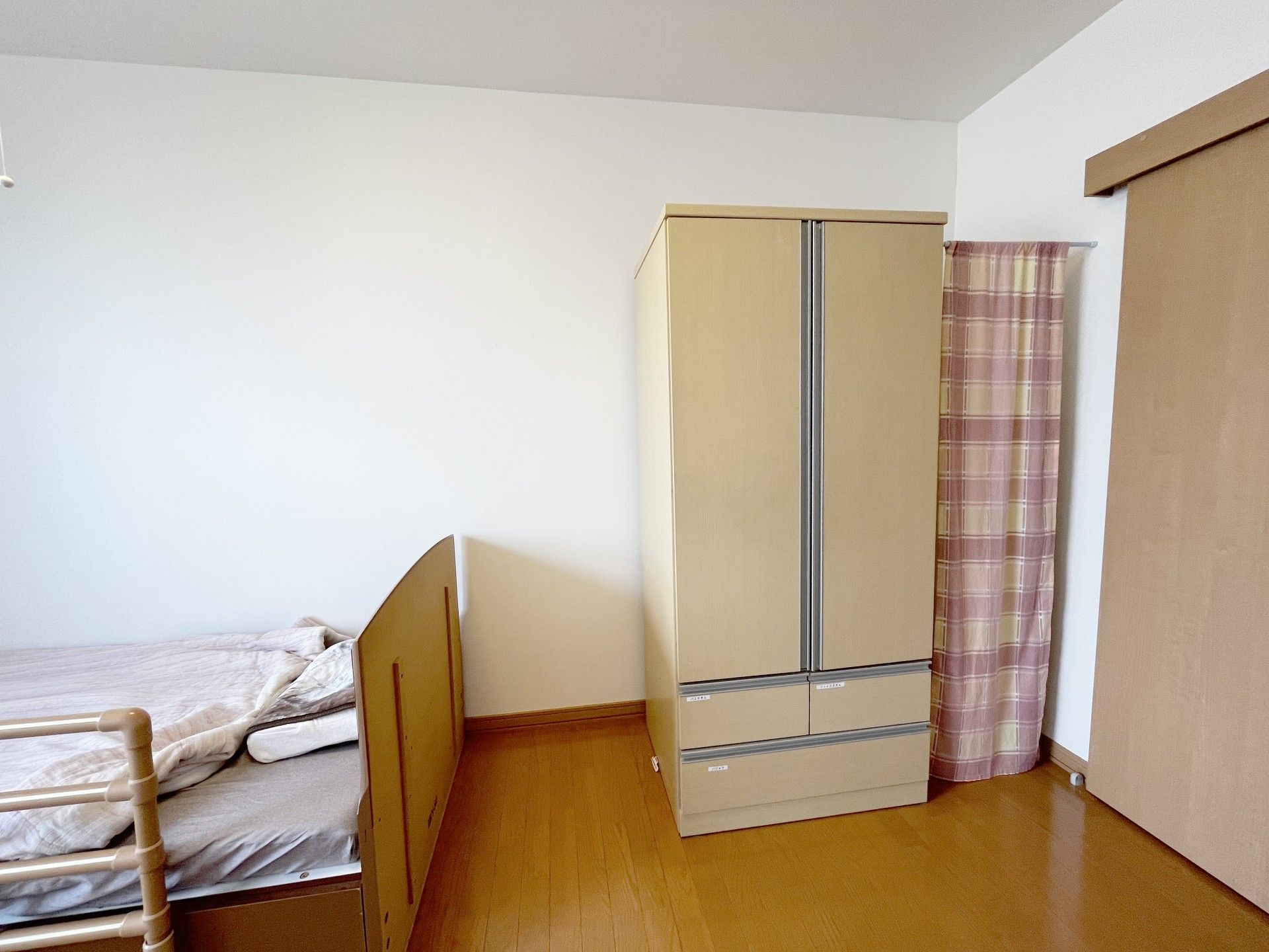 ベッドと収納のある部屋