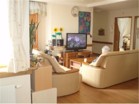 リビングルームには、複数の入居者様が座れるソファーが設置してある。会話を楽しんだり、テレビ鑑賞をしたりして過ごせる。