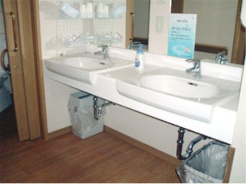 共有の洗面台には、コップやハンドソープが用意してある。また鏡が２枚ありゴミ箱もあるので、身だしなみを整える際にも利用できる。