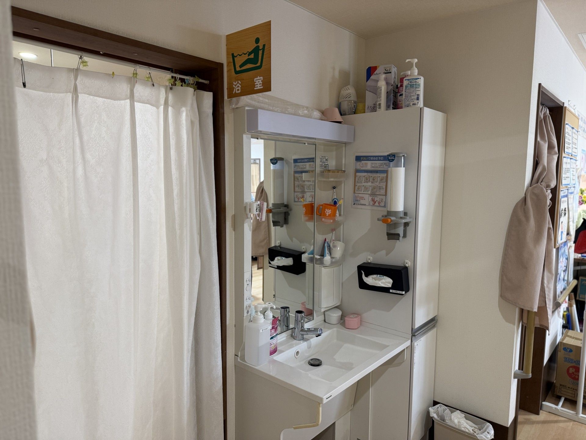 洗面台と浴室の入口