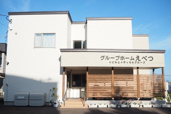 ホームの入口前には駐車場をご用意している。入口前には座る場所を設置して、車待ちや日光浴などに利用できる。