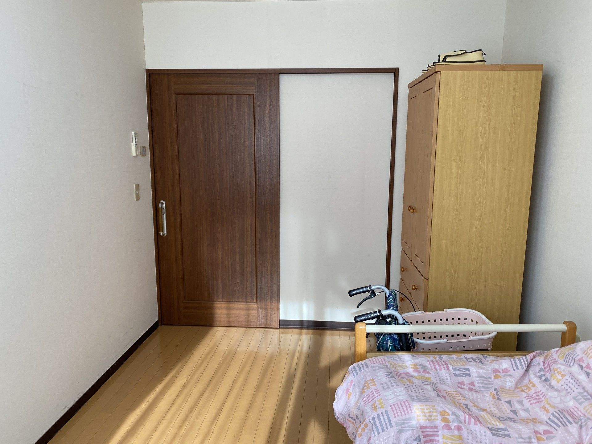 居室の一角とベッド