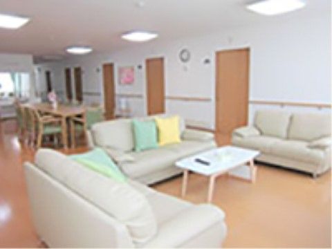 居室の前の通路が広いスペースとなっており、ソファや机などが置かれ、リラックスすることのできる共有スペースとなっている。