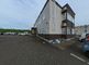 広々とした駐車場のある建物外観