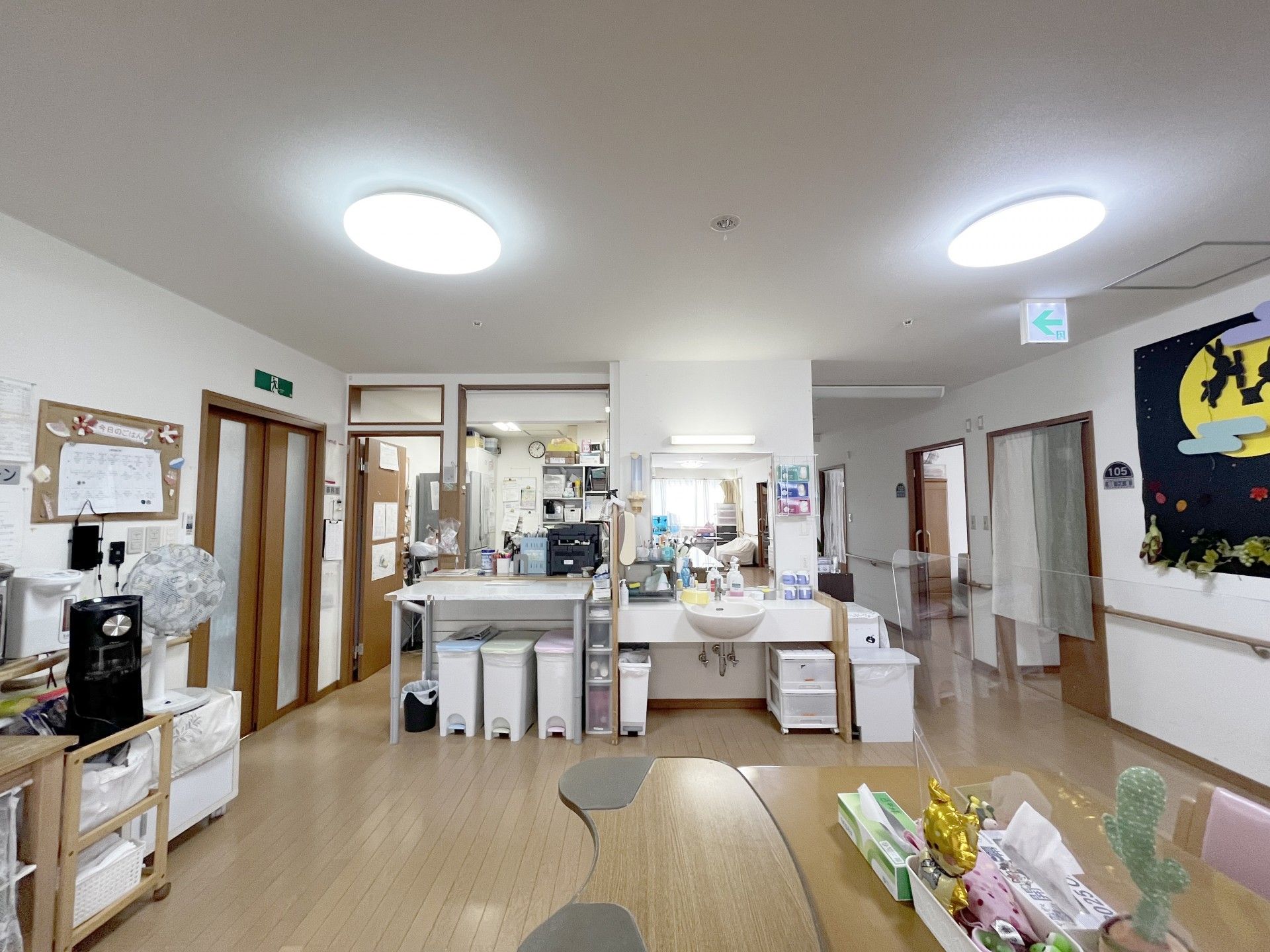 明るい室内の洗面台