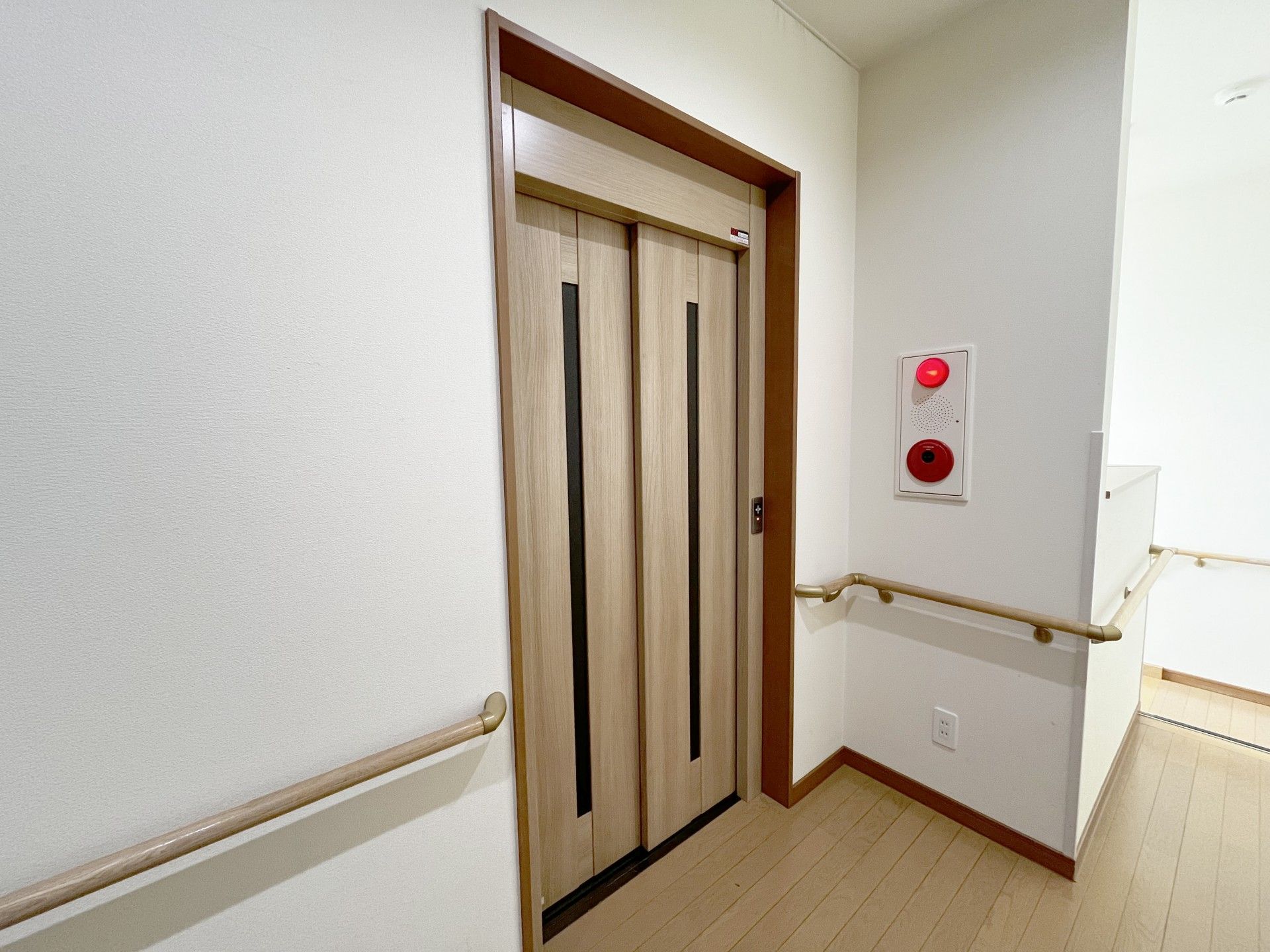 安全な手すり付きの廊下