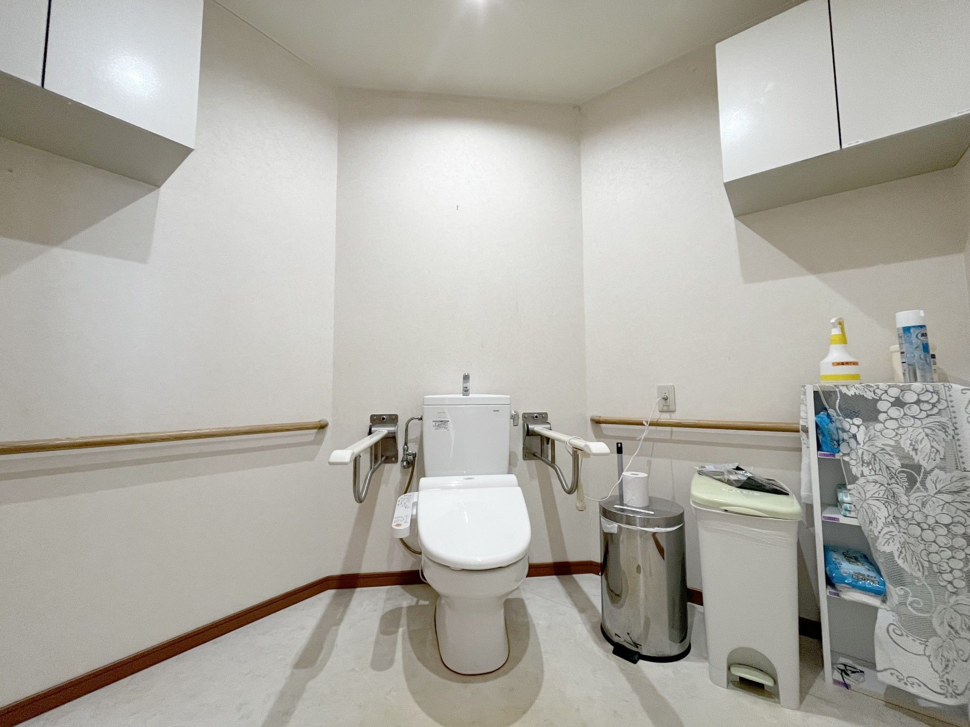 手すり付きのトイレ