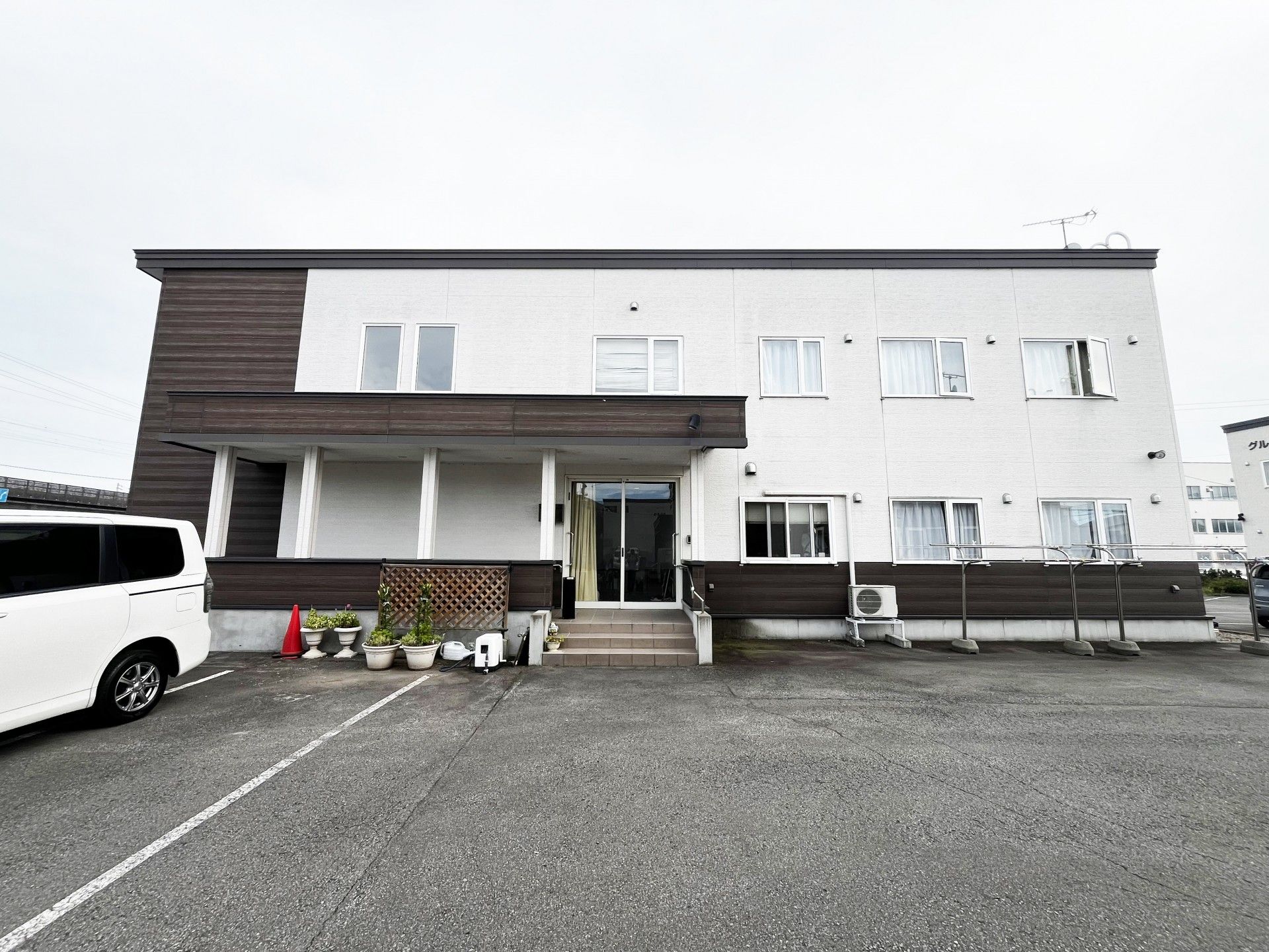 白い外壁の建物正面