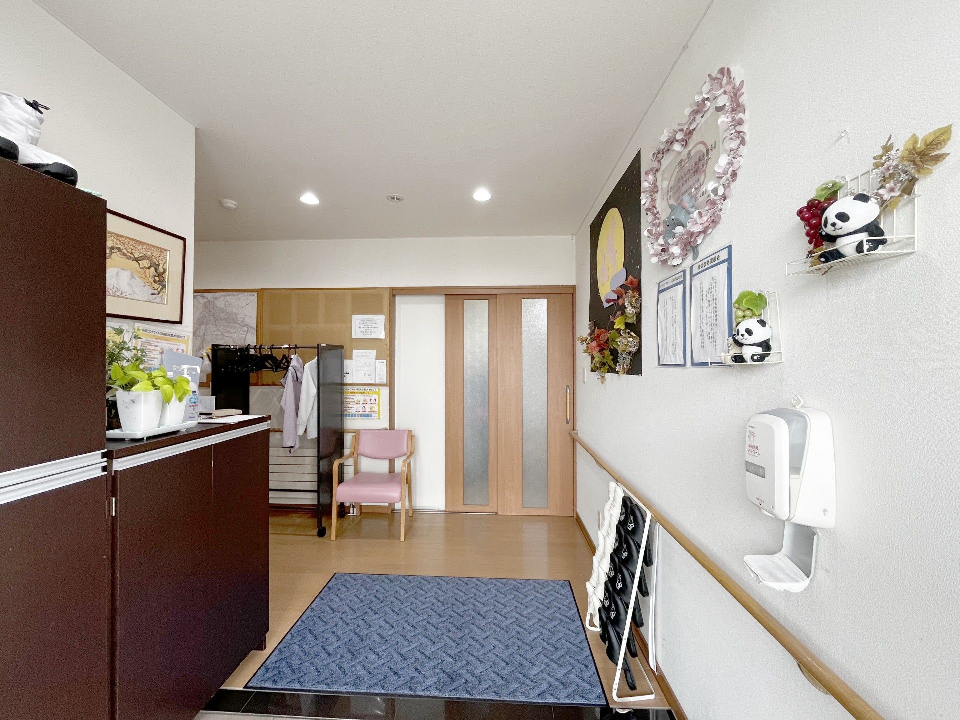 明るい廊下の入口