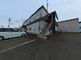広い駐車場のある建物外観
