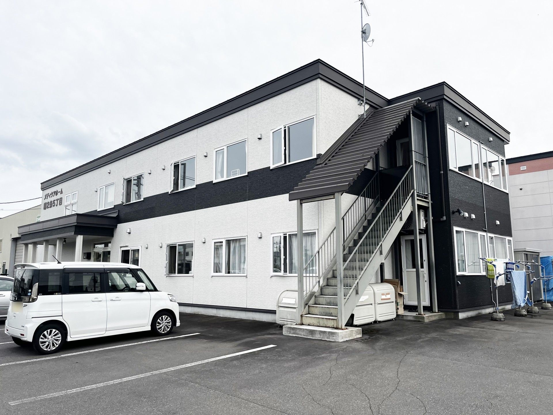 外観と駐車場の様子