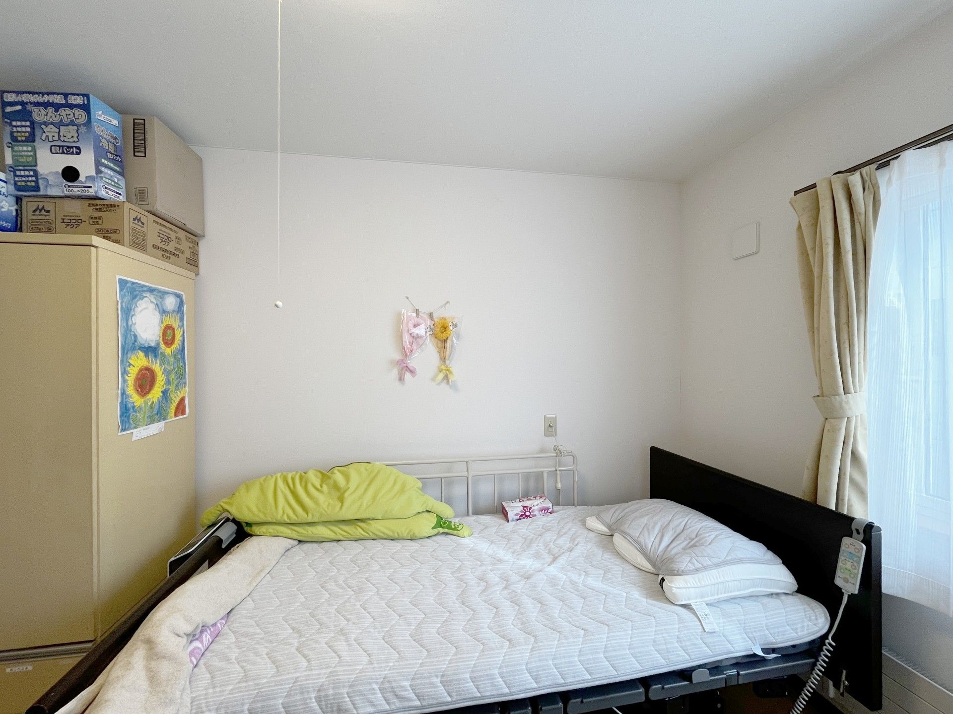 手すりにつかまり車に乗る高齢男性と介助をするヘルパー