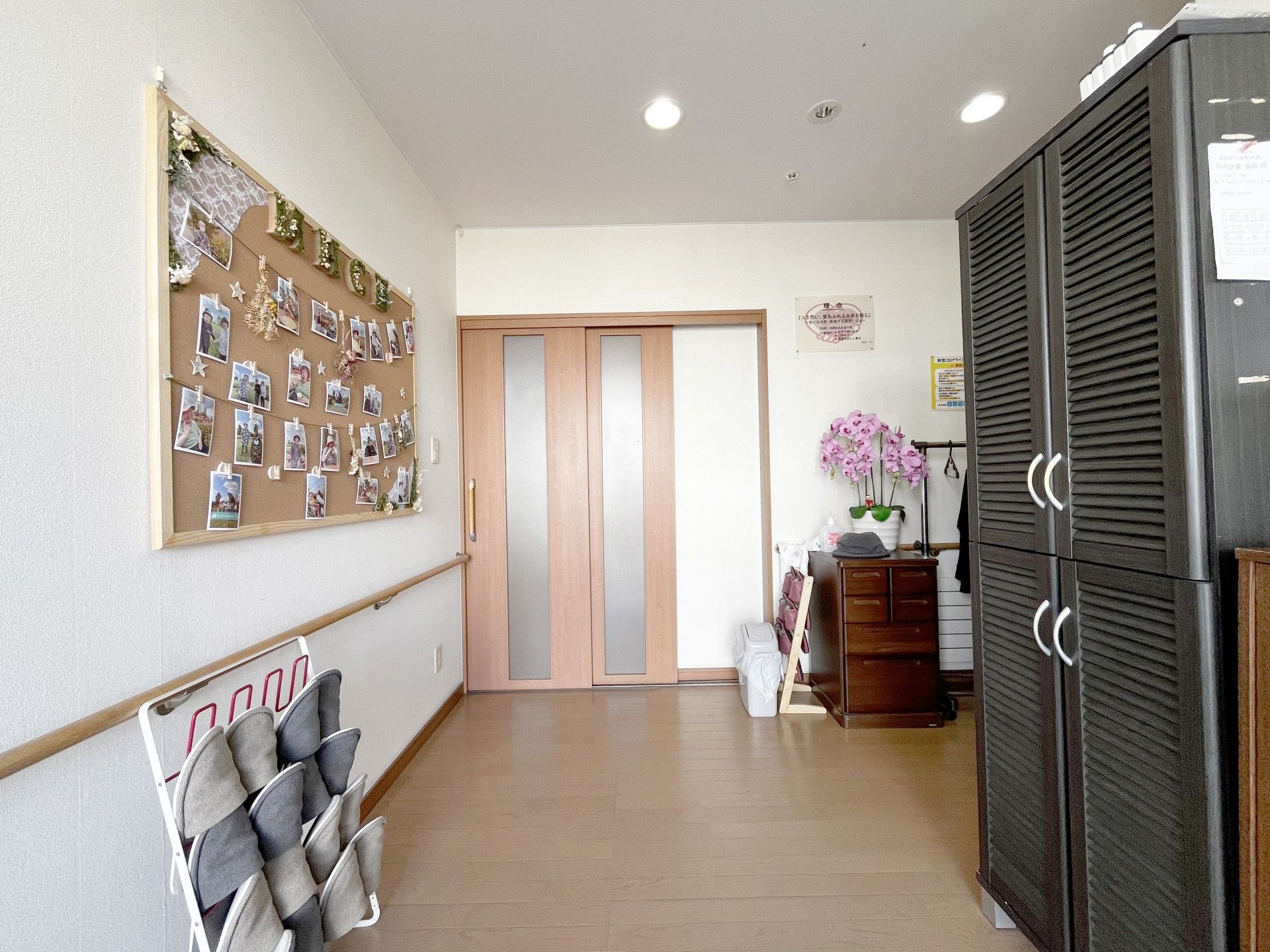 車椅子に座っている高齢女性と寄り添う女性ヘルパー