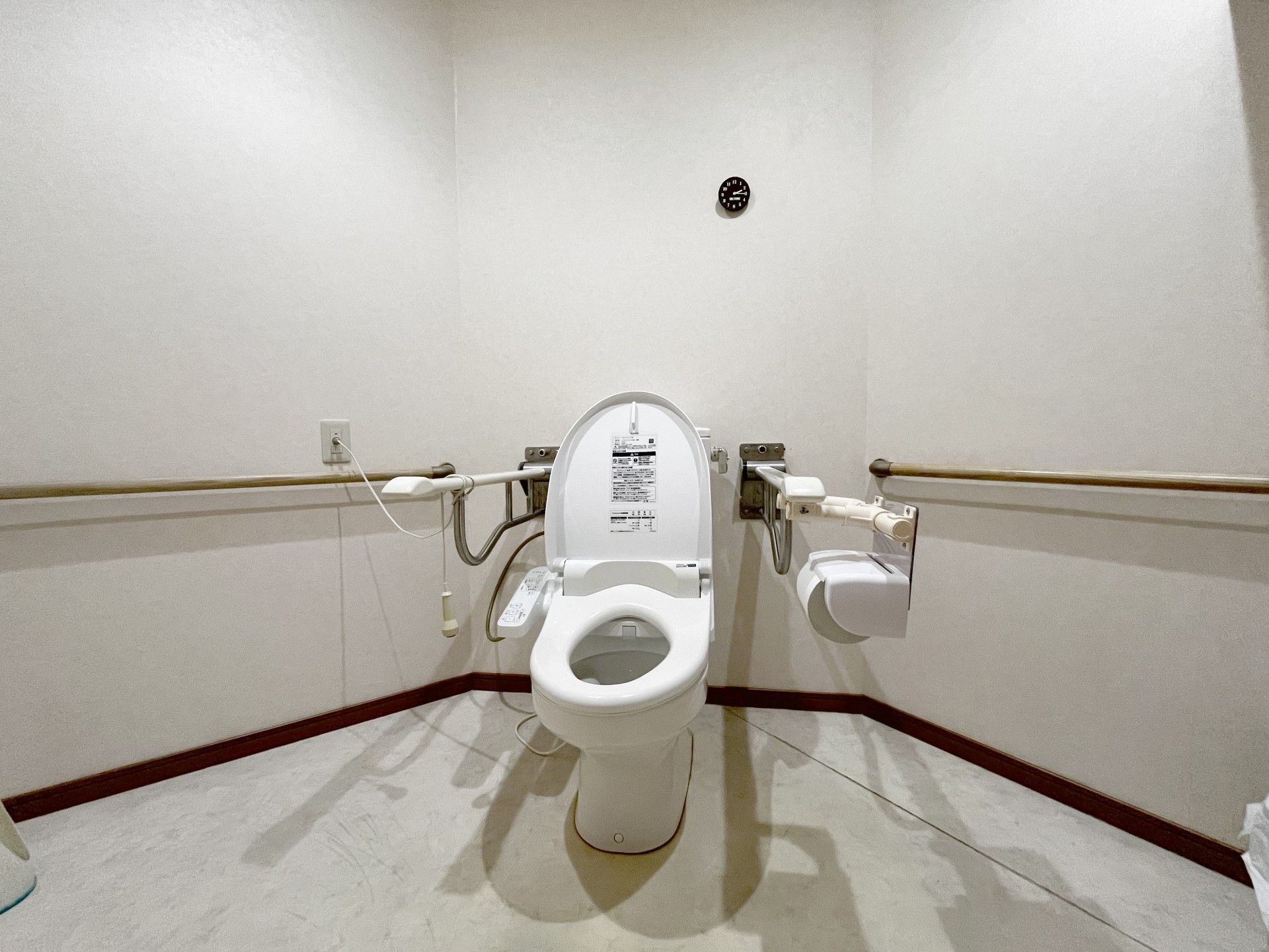 生花のレクリエーションを楽しむ高齢男性と女性スタッフ