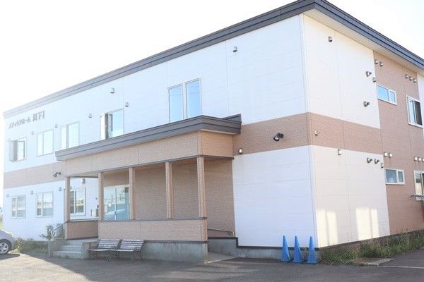 広い駐車場のある介護施設の外観