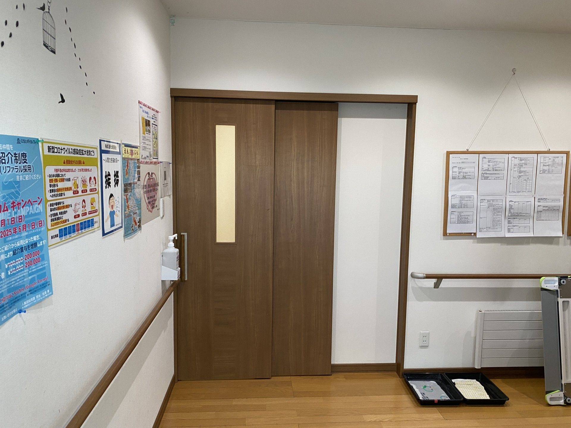 明るい廊下の片引き戸
