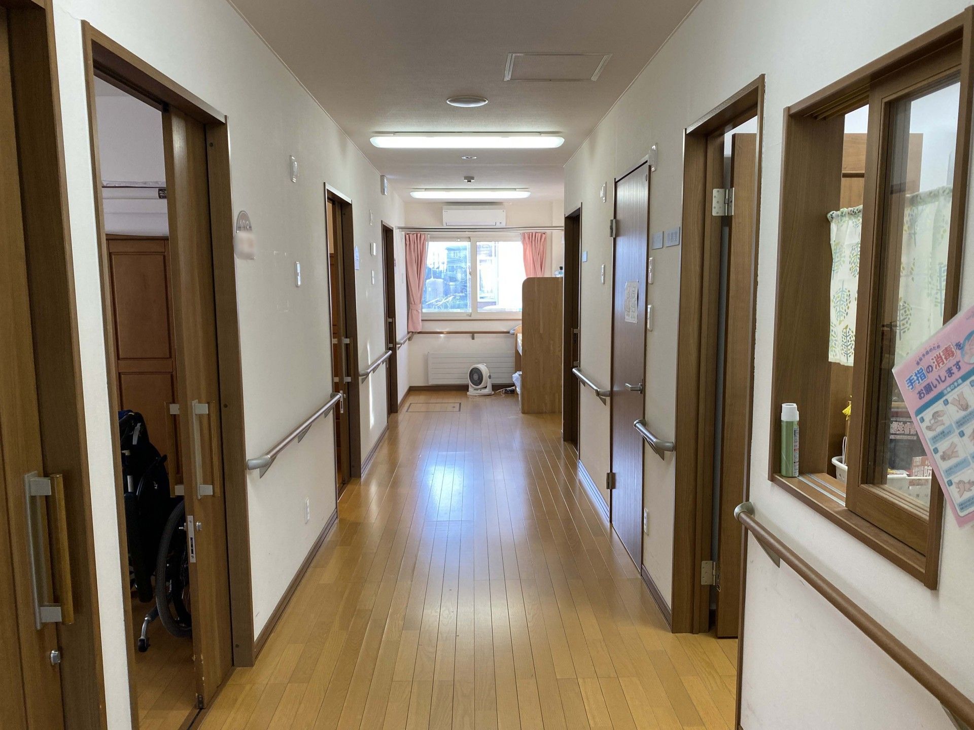 明るい廊下の風景
