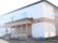 白い建物が２棟建っている。建物の前には駐車場がある。建物の周辺には雪が見られるような、北の地に建っている施設である。
