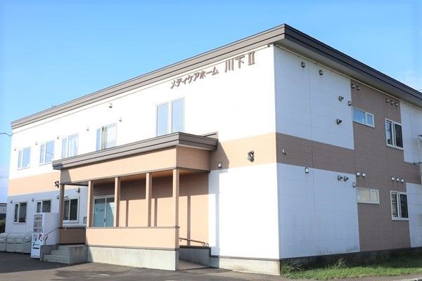 ２階建ての介護施設の外観