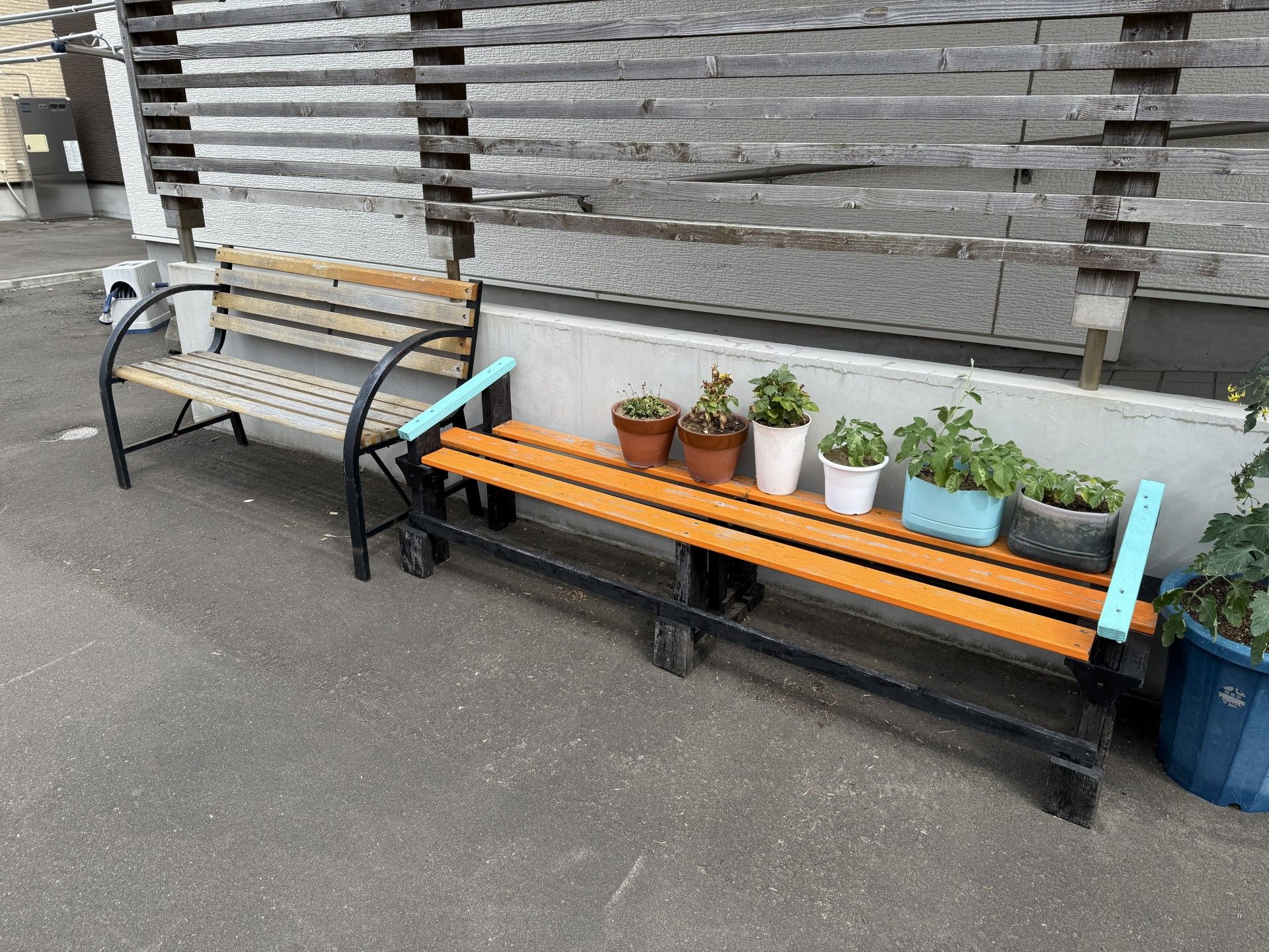 ベンチと鉢植えの並ぶ場所