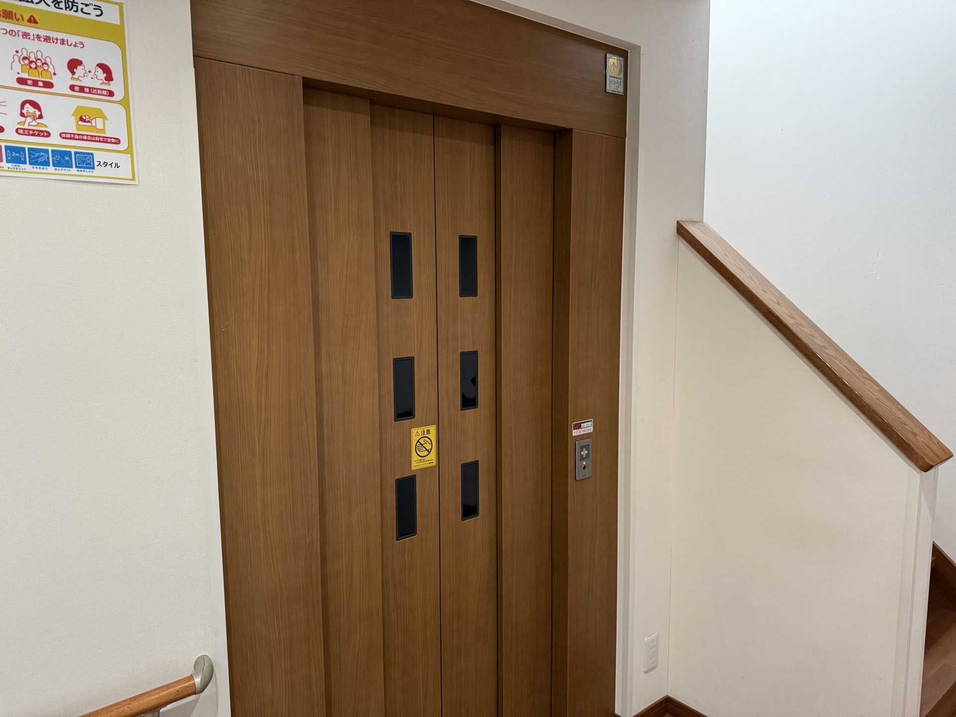 木製のエレベーター扉