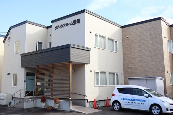 駐車場のある介護施設の外観