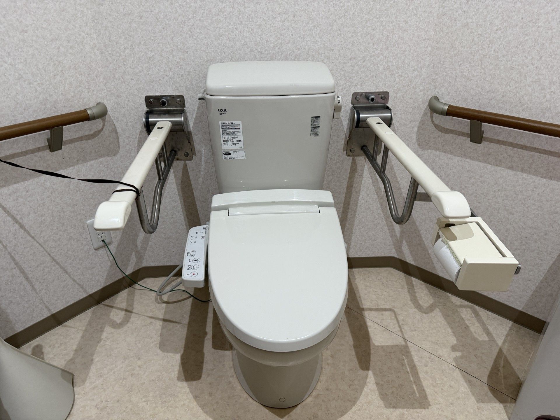 手すり付きのトイレ