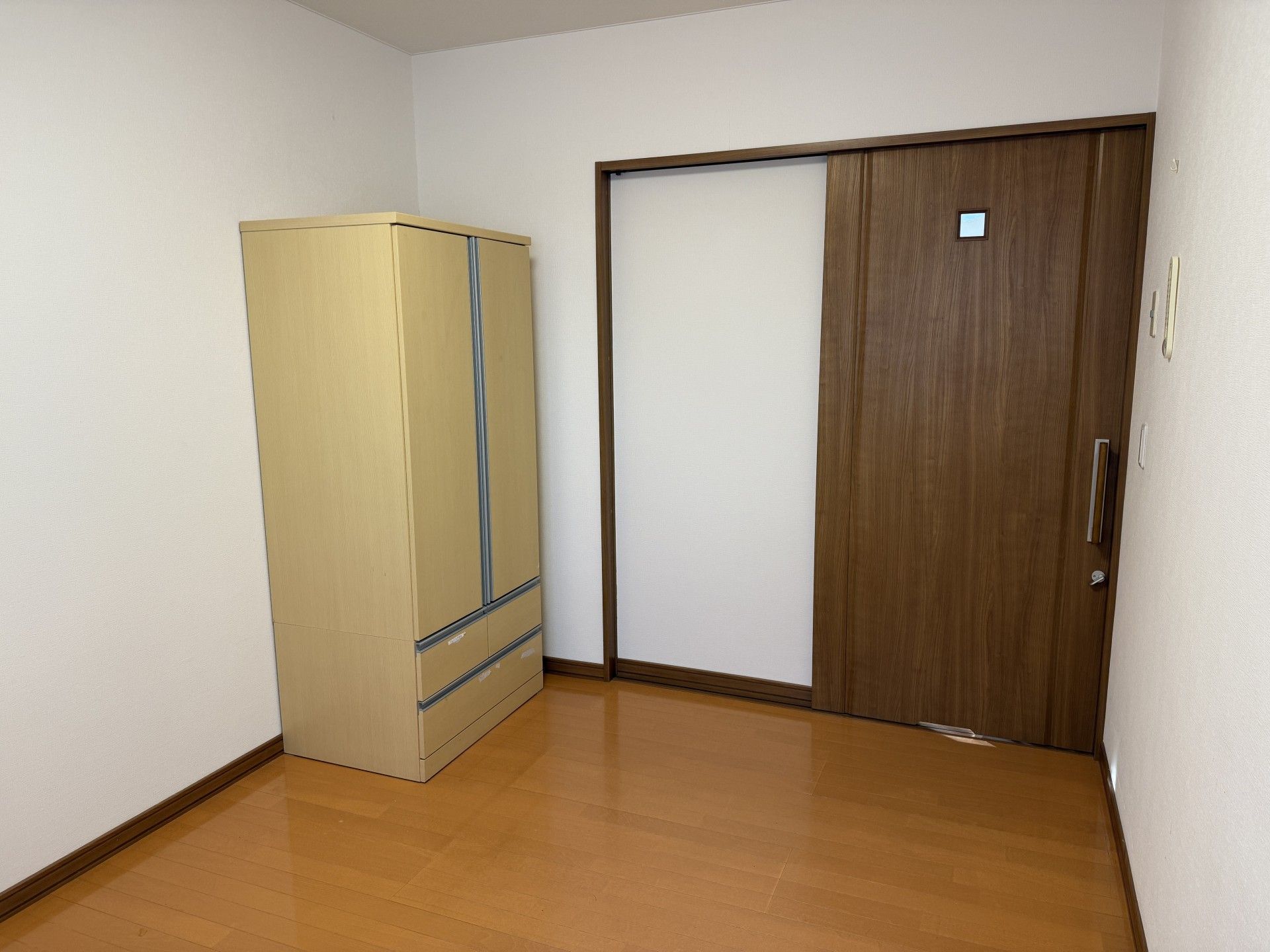 シンプルな収納と扉の部屋