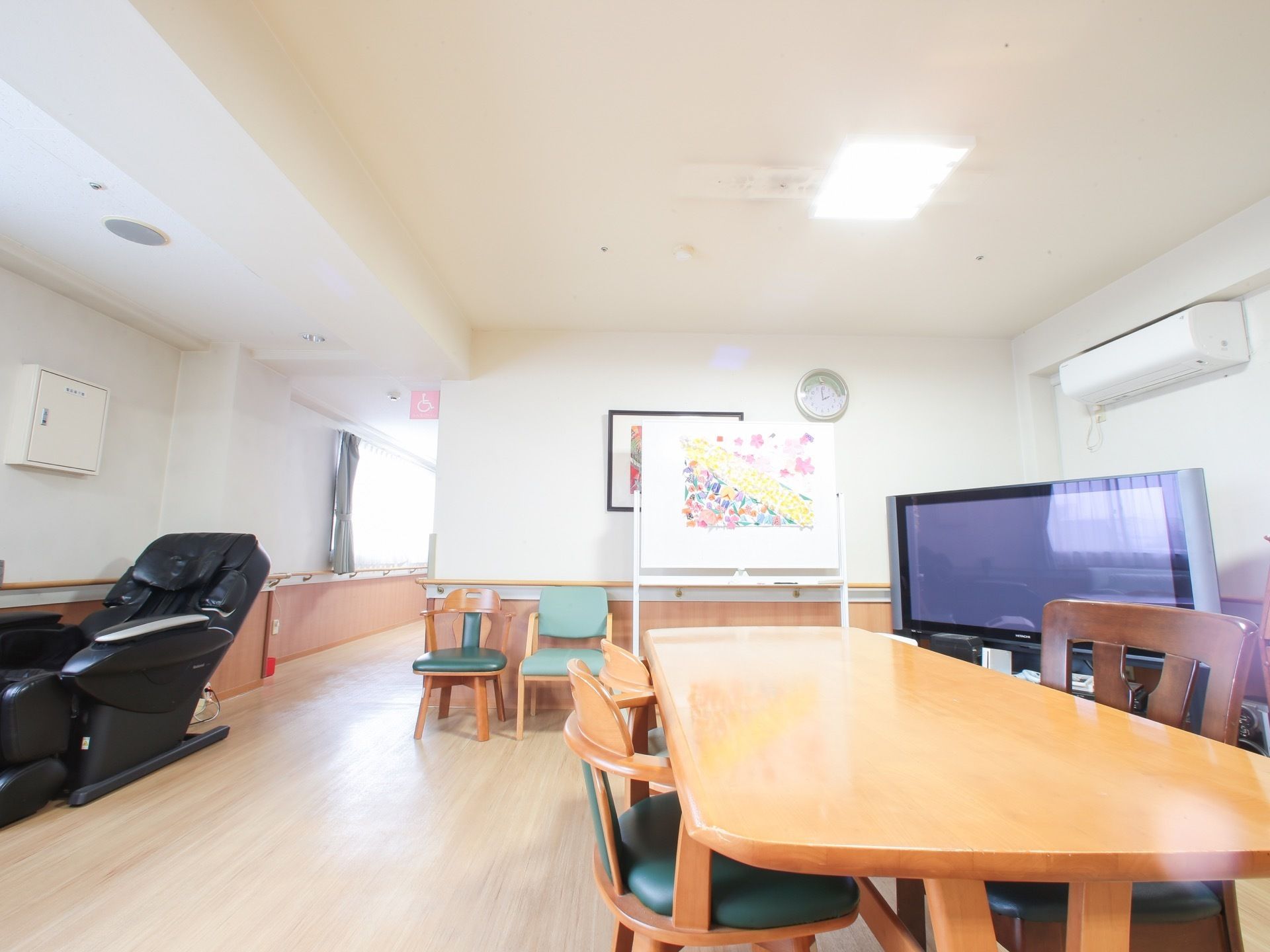 多目的ルームには大型液晶のテレビがおかれている。大画面でテレビ鑑賞やゲームができる。マッサージの椅子もあり寛ぎ空間。