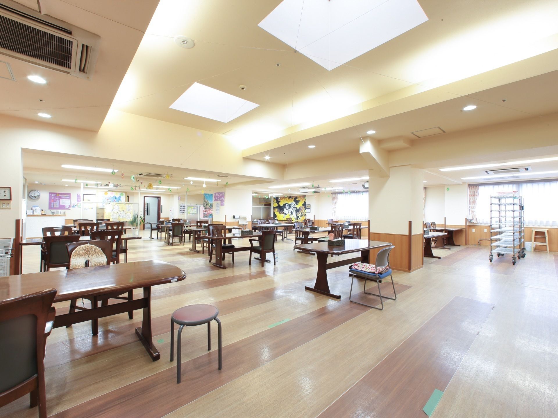 食堂の天井は高く、照明が多く付いてとても明るい。天飾りもあり、華やかな空間で食事を摂ることができる。