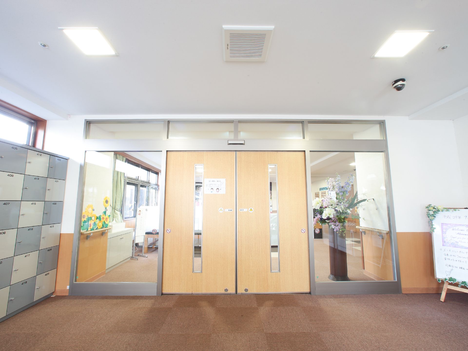 上がり框を上がったところ、左手にナンバーがふってある四角いボックスがある。両開きのドアがあり、一部ガラス張りなので、中が見える。