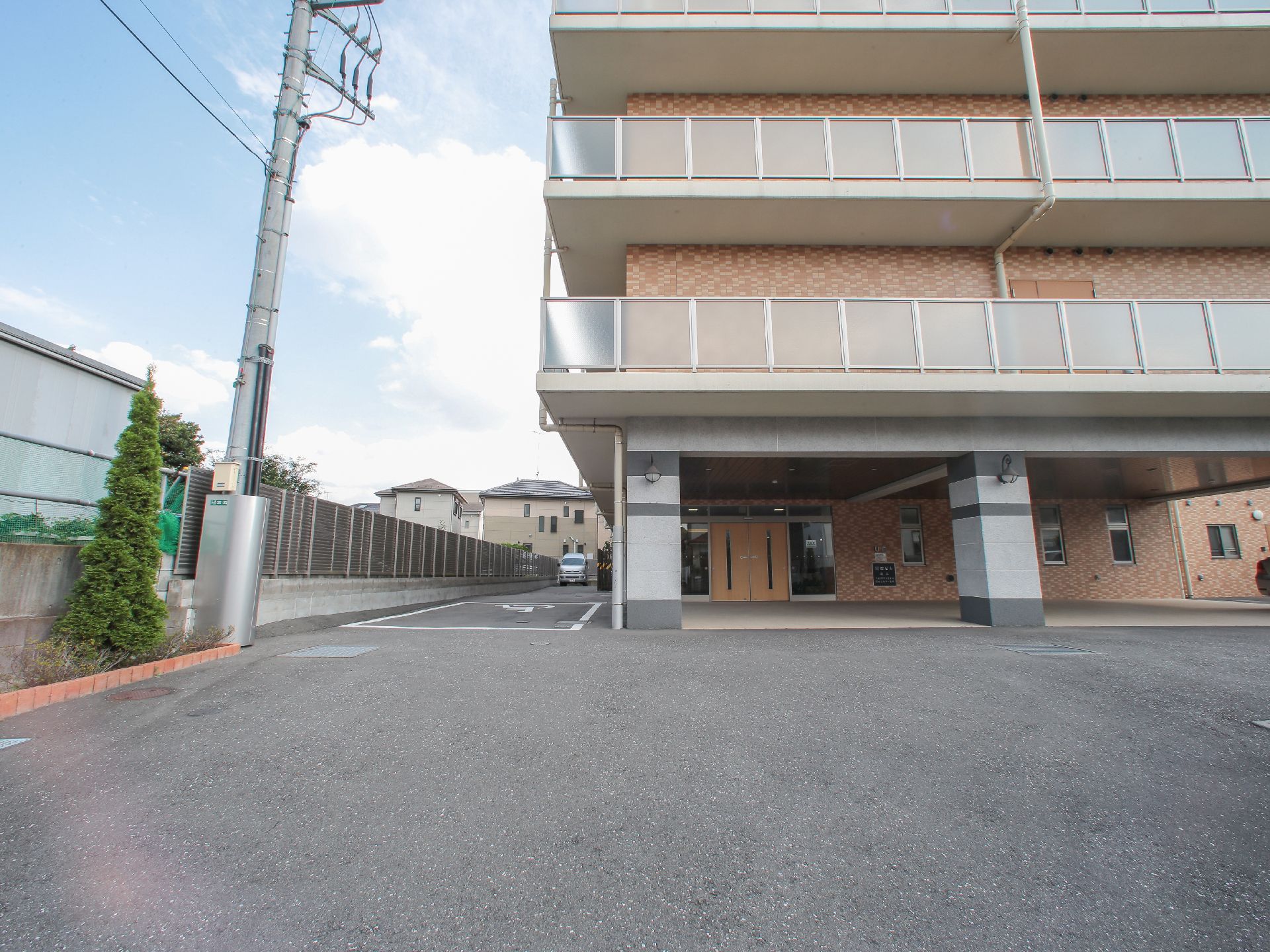 敷地内の玄関前は、アスファルトで舗装がされており、フラットな状態なので、車椅子が利用しやすくなっている。