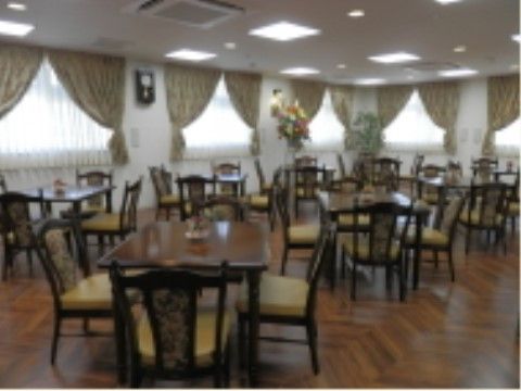 ラ・ナシカしまだの食堂。日々多くの入居者様で賑わう、楽しいお食事風景となっております。