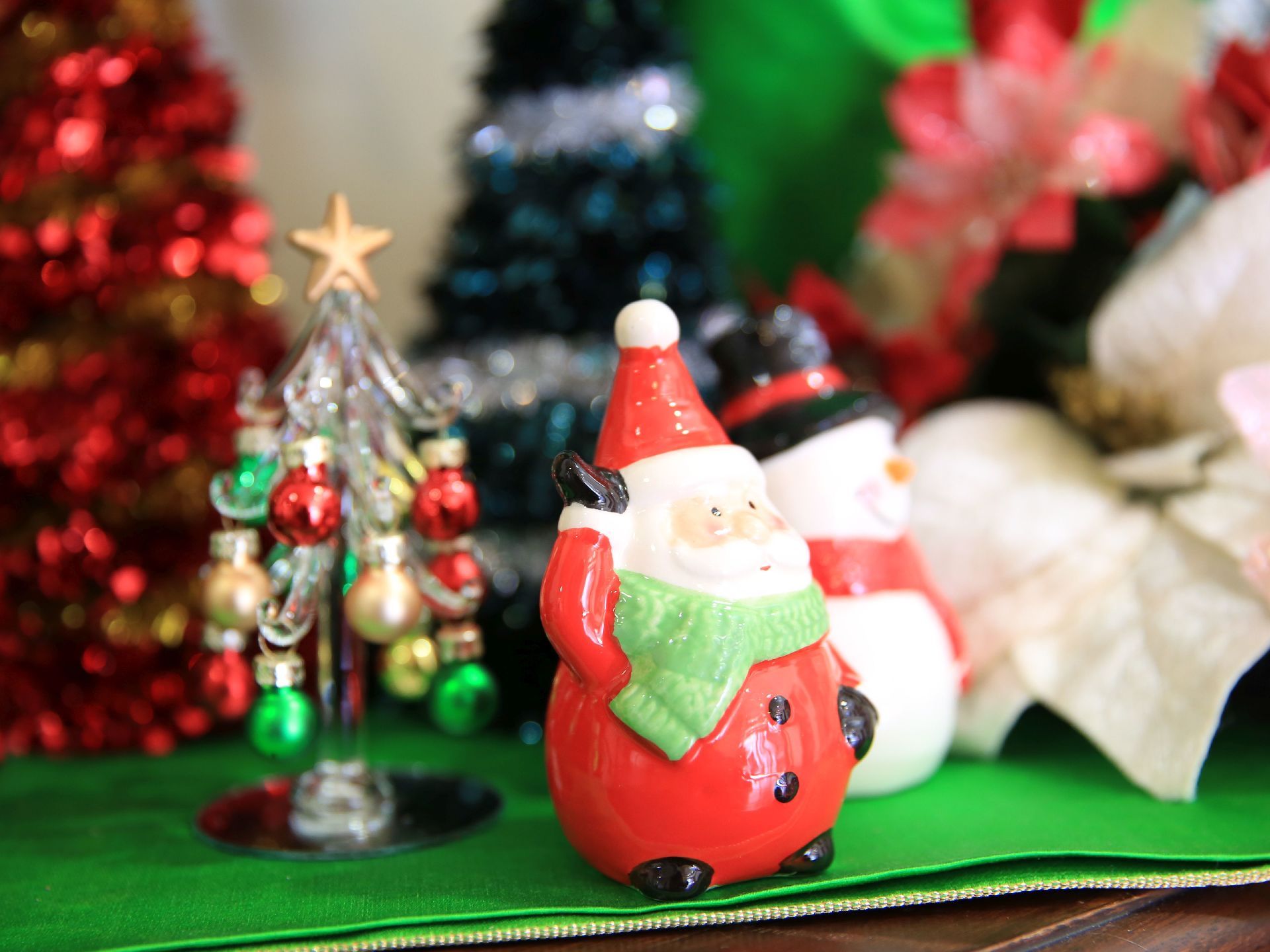 棚の上にクリスマスの飾りつけがされている。丸いデフォルメされたサンタクロースと色とりどりのクリスマスツリーが飾られている。