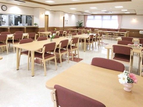 多くの椅子とテーブルが設置されている共有スペース